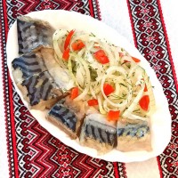 Скумбрія маринована з цибулькою